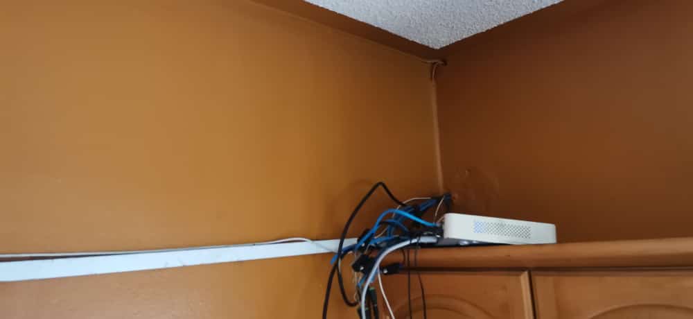 Cables y equipos desordenados sobre mueble